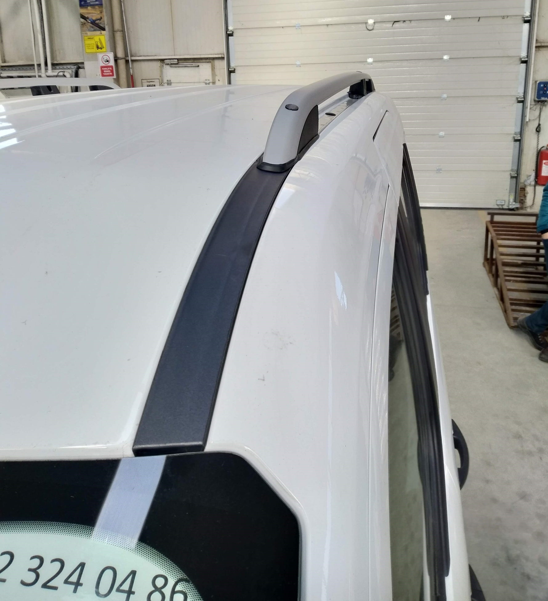 Ford Transit Connect 2013-2024 Kısa Şase Van Araç Üstü Alüminyum Tavan Yan Rayları Plus Serisi - Siyah