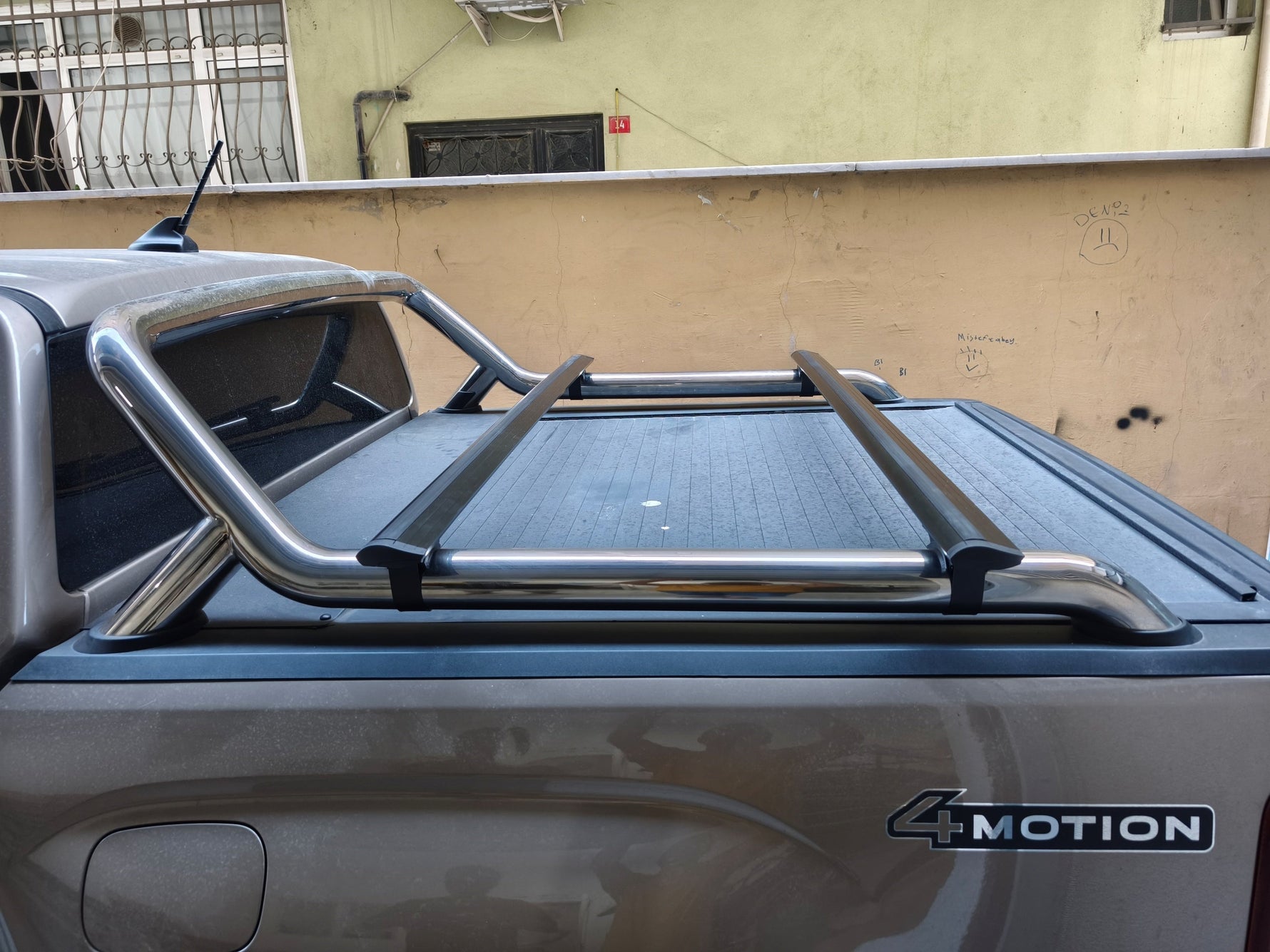 Volkswagen Amarok (2020-2025) Kasa Üstü Bed Rack Taşıyıcı Bar Siyah | Rollbar Uyumlu |