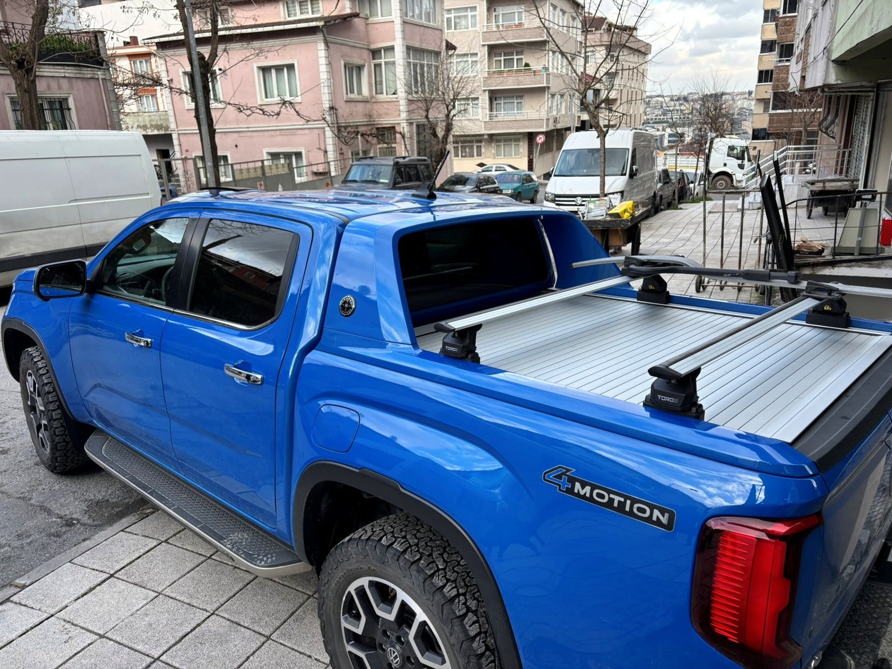 Volkswagen Amarok Aventura (2020-2025) Kasa Üstü Bed Rack Taşıyıcı Bar Siyah | Kilitli Sistem | Vida Montajlı