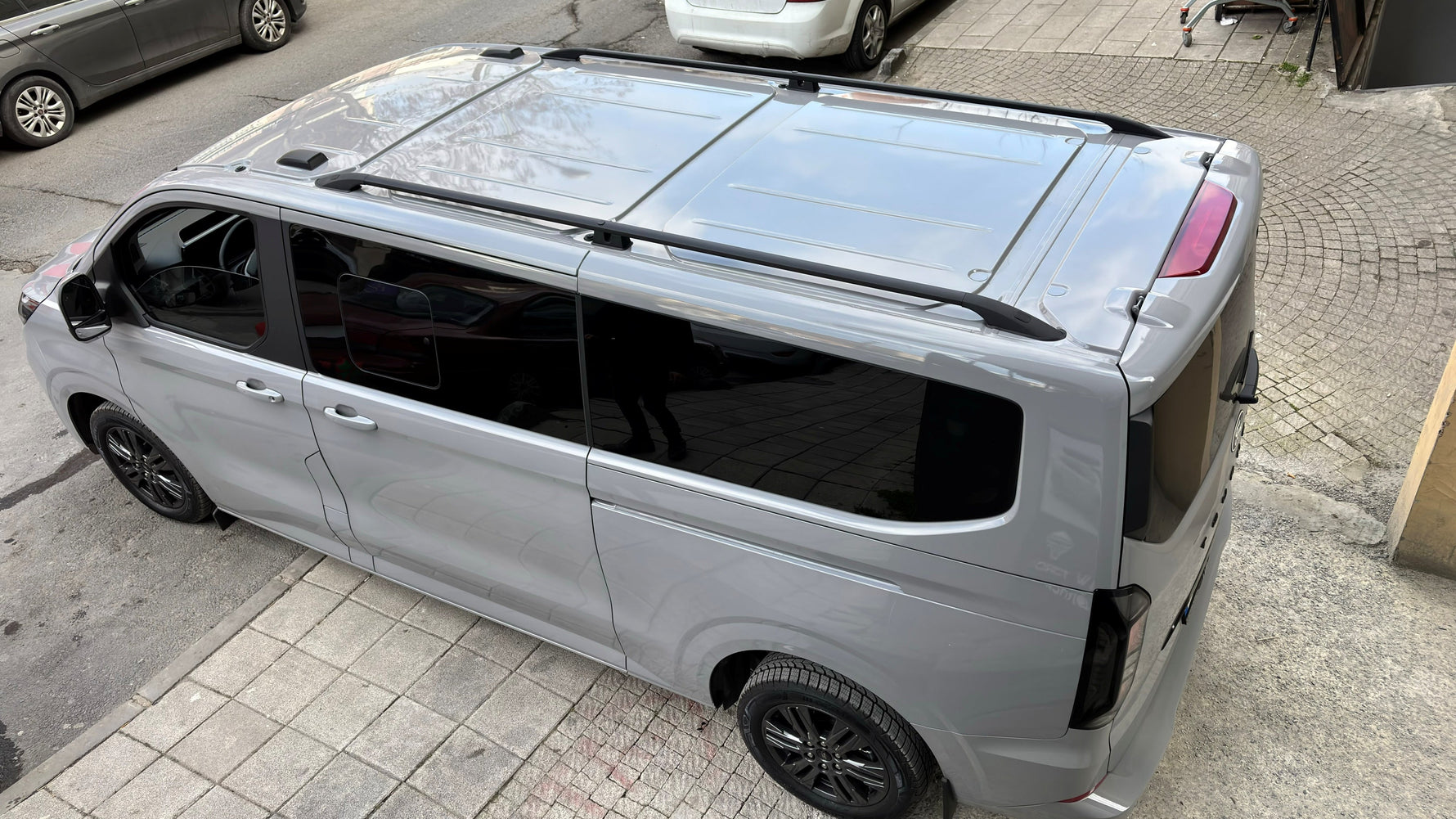Volkswagen Transporter T7 Uzun Şase (2025-2026) Araç Üstü Alüminyum Tavan Yan Rayları Plus Serisi - Siyah